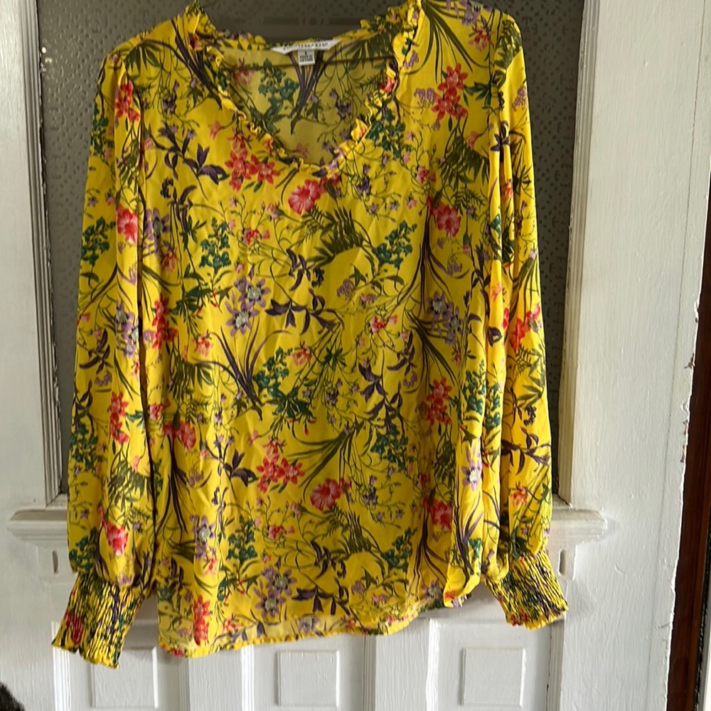 LN women’s Counterparts yellow flower top with wrist smocking size Small